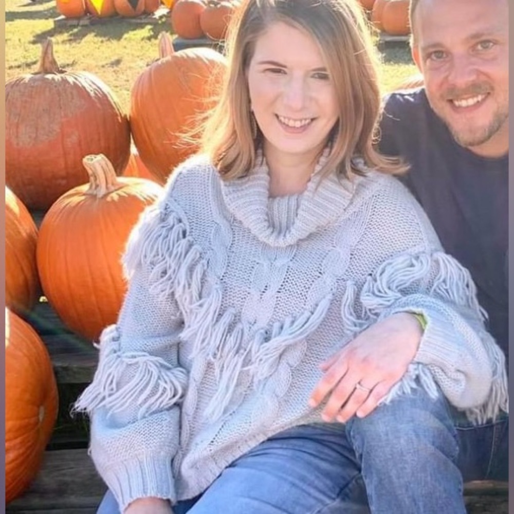 Women’s large fringe knit sweater || EUC
